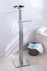 Zack Herrendiener Atacio im Badezimmer